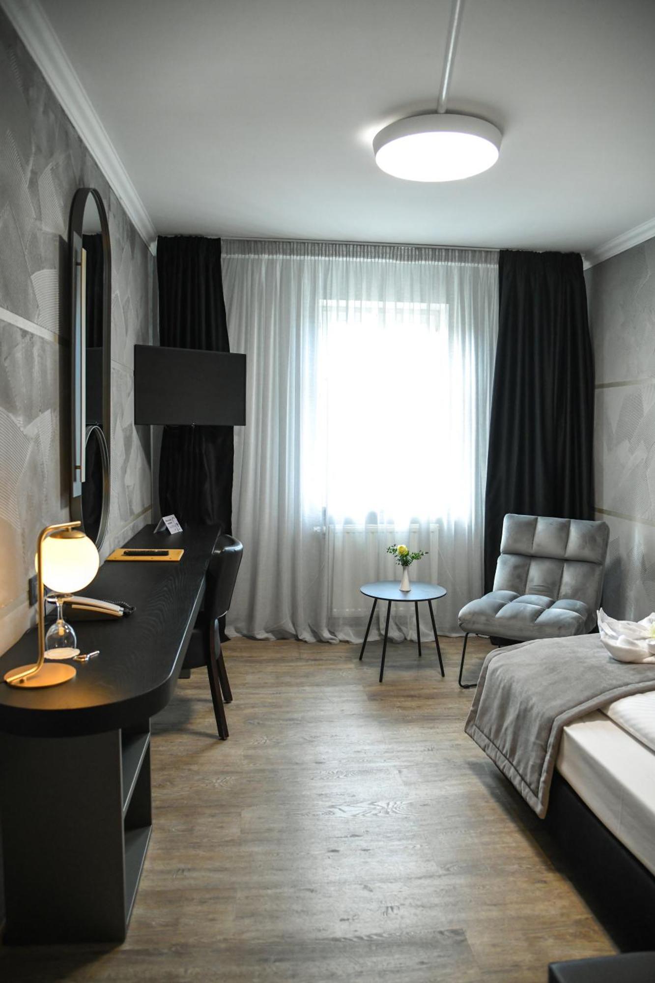 Hotel Zum Weissen Ross Delitzsch Bagian luar foto