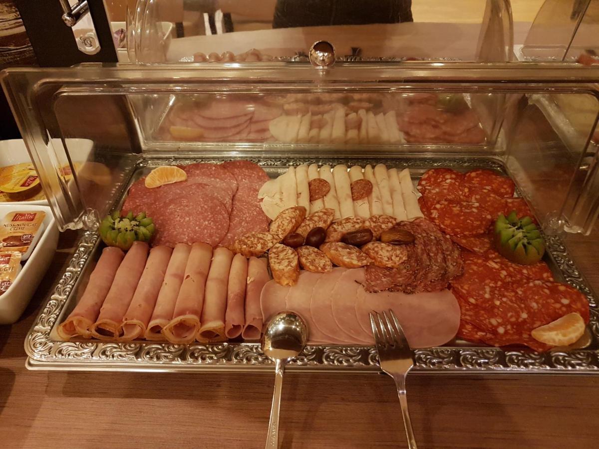 Hotel Zum Weissen Ross Delitzsch Bagian luar foto