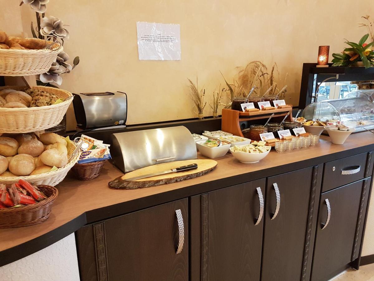 Hotel Zum Weissen Ross Delitzsch Bagian luar foto