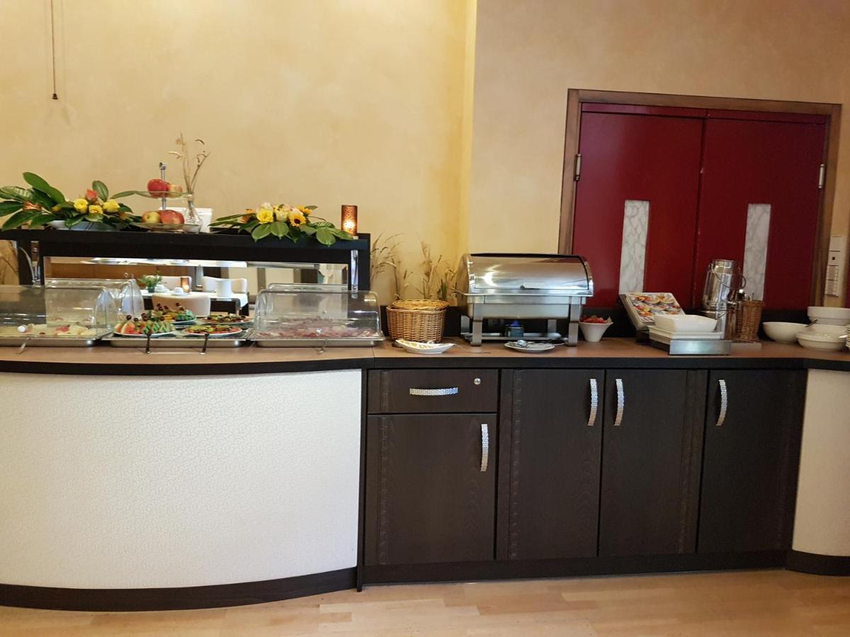 Hotel Zum Weissen Ross Delitzsch Bagian luar foto